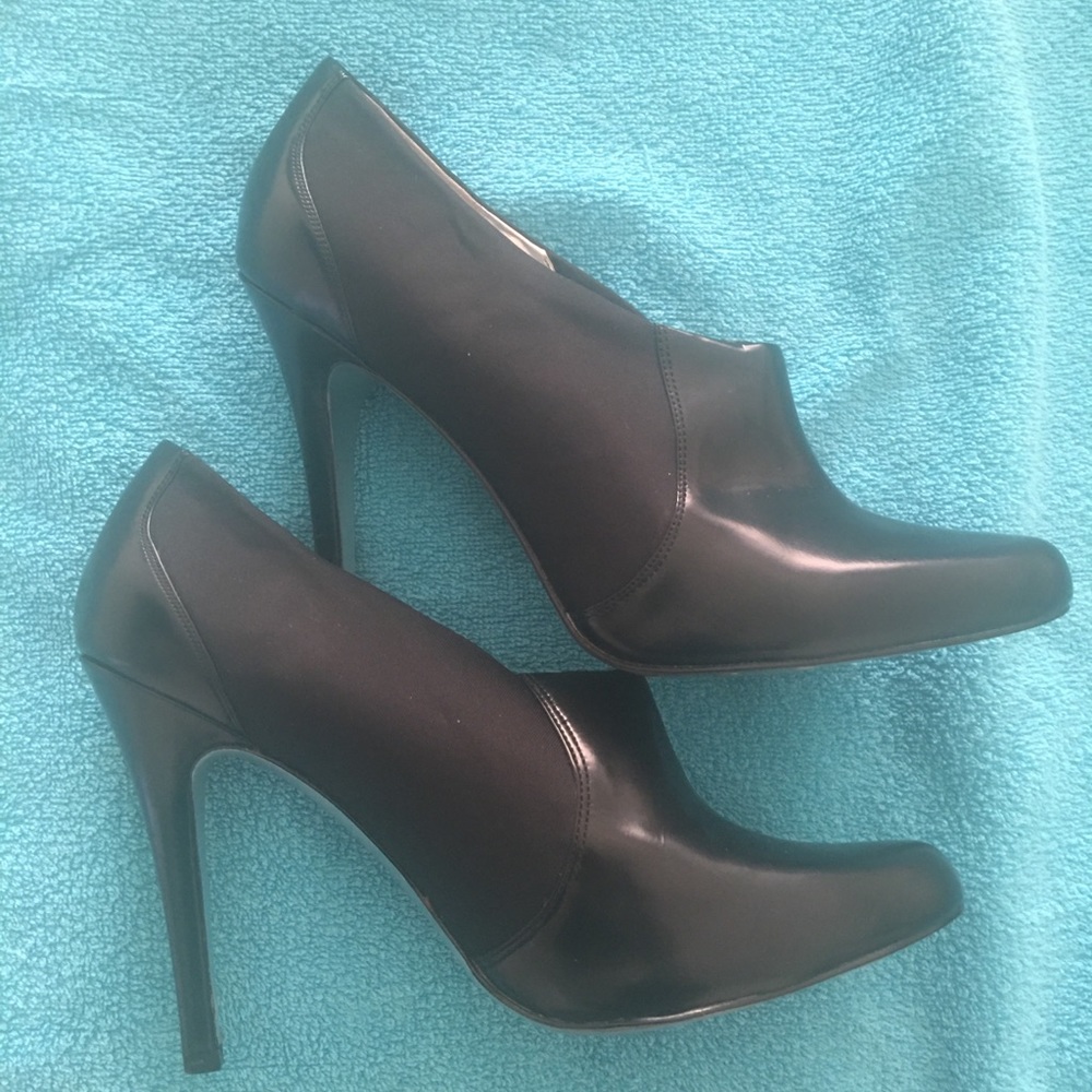 Black leather pumps with elastic on side